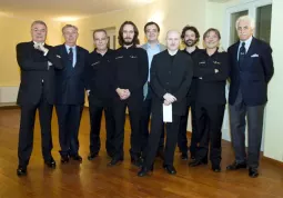 Il Quartetto percussioni con il vice-sindaco, Marco Gallo, al centro,  il musicista Antonello Lerda, e  i componenti del direttivo dell'associazione Amici della Musica 