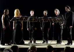 Il Six Voices durante lo spettacolo di ieri sera al Teatro Civico (foto Anna Chiapello)