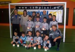 La squadra dei Pulcini del Busca calcio, insieme con i fratelli Cantaluppi, alla memoria del cui padre era intitolato il Trofeo 2010