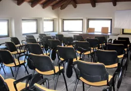 La sala al primo piano dove si tengono i corsi e le riunioni dei volontari