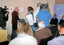 Teleoperatori e fotografi alla conferenza stampa