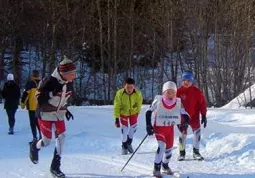 La piccola Elisa Gallo durante la gara di ieri a Casteldelfino, sostenuta dal tifo degli amici