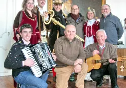 Il gruppo del Carnevale buschese nell'ufficio del sindaco