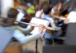 In maggio, per dieci giorni, centinaia di giovanissimi musicisti ospiti della città