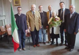 La pittrice Maria Rosa Ravera Aira con, da sinistra  Alladio, il senatore Giuseppe Fassino, il presidente Anpi  Mario Berardo, il sindaco Luca Gosso, il vice-sindaco Marco Gallo, lo scrittore Luigi Chiamba