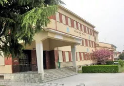 Saranno sostituite tutte le finestre dell'edificio delle scuole medie