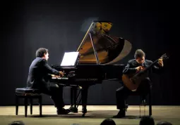 Il duo Cuenca sul palcoscenico del Teatro Civico