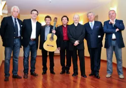 I fratelli musicisti spagnoli con il vice-sindaco e assessore alla Cultura, Marco Gallo, e con i componenti il direttivo dell'associazione Amici della Musica