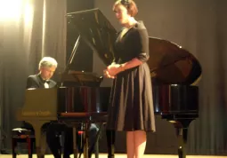 Brian Ganz e Olivia Vote sul palco del Teatro Civico, durante il concerto di ieri sera