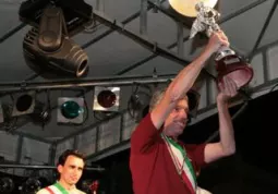 Il sindaco di Verzuolo con il trofeo del vincitore (si ringrazia, per la gentile concessione delle foto, lo studio Allione)