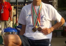 Giovanni Olocco, con le medaglie d'argento individuale e bronzo di squadra e con la  maglia del Trofeo del campionato regionale