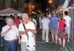 Una bella occasione per stare insieme: in tanti per le strade del centro