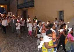 La fiaccolata della solidarietà. In prima fila l'assessore comunale al Volontariato, Giuseppe Delfino, e il presidente del Csv, Giorgio Groppo