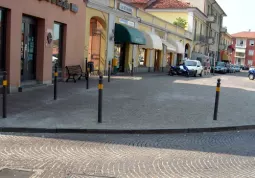 Nuovi dissuasori lungo il percorso pedonale, tra via Umberto I e le sei porte di accesso al centro storico, dove sono piazzate le telecamere di sorveglianza