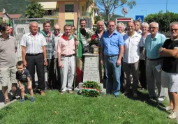 La commemorazione al cippo 