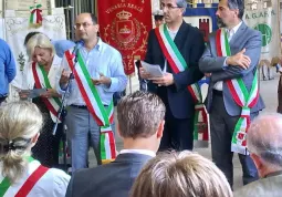 Luca Gosso al microfono, con i sindaci di Cuneo, Alberto Valmaggia, di Centallo, Antonio Panero e di Bra, Bruna Sibille, a Torino il 12 luglio scorso per la presentazione dell'iniziativa Comuni al buio, realizzata dal Movimento dei Sindaci del Piemonte  