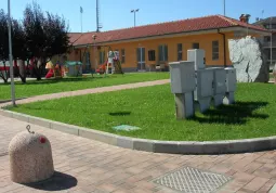 L'ingresso all'area sportiva, ristrutturato,  con il monumento ai Caduti e gli spogliatoi rimessi a nuovo 