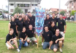 La squadra di Busca con lo stendardo del Palio