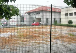 L'area di fronte alla sede della Cri  che sarà adibita a parcheggio e giardino