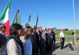 Autorità e pubblico sull'attenti per la commemorazione: presenti i Sindaci di Busca, Tarantasca e Costigliole, il presidente dell'Anpi Busca, Mario Berardo, il consigliere provinciale Angelo Rosso, assessori e consiglieri comunali, il parroco di San Chiaffredo, Roberto Bruna