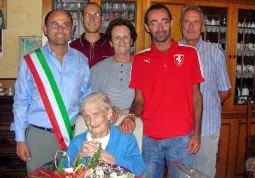 La signora Margherita con, da sinistra,  il sindaco, Luca Gosso, il nipote Maurilio, la figlia Cesarina, il vice-parroco Carlo Cravero, il genero Aldo