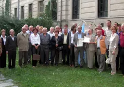 Alcune delle persone che hanno fatto parte del viaggio di gemellaggio dieci anni fa in Argentina a che accolgono i visitatori quando arrivano a Busca, riunite ieri in occasione del rinnovo dell'amicizia