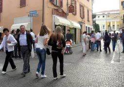 Famiglie e giovani per le vie del centro ieri pomeriggio