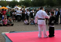 Con il kimono per le arti marziali in piazza Fratelli Mariano