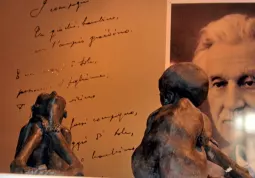 L'immagine di Ernesto Francotto 'sorveglia' le sculture del Salon al piano terreno della Casa