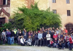 Foto di gruppo sotto il castello del Roccolo