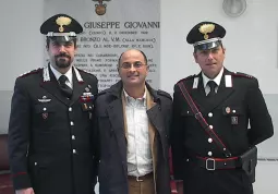 Il sindaco, Luca Gosso, con il capitano Fabio Arena e il maresciallo Federico Massabò