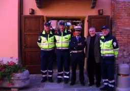 Il Comandatne della Polizia municpale, Giacomo Cuniberti, con alcuni volontari della Protezione civile comunale e il regista dello spettacolo, di fronte al Teatro Civico poco prima della rappresentazione