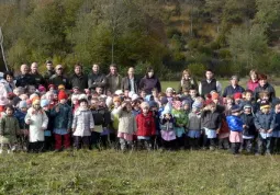 Il gruppo dei bambini con le maestre e gli organizzatori della giornata