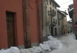 Cumuli di neve di fronte al Teatro Civico e in via Costanzo Rinaudo