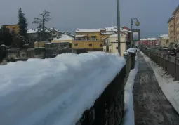 Il marciapiede del ponte sul Maira dopo una delle tante nevicate dello scorso inverno