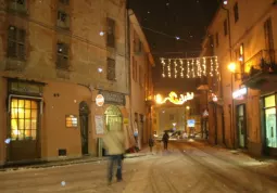 Via Umberto I sotto una fitta nevicata notturna dell'anno scorso