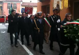 La sfilata con il gonfalone della Città, insignito con la medaglia d'argento al merito civile