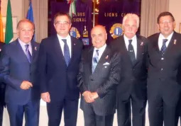 Da sinistra Denis Panizzolo, presidente I circoscrizione, Gianni Carbone, cerimoniere e secondo vice-governatore, Marco Gallo, presidente Club Busca e Valli, Carlo Calenda, governatore, Dante Degiovanni, censore Busca e Valli, segretario Merl e Accademia Lionismo, Roberto Bergeretti, primo vice-governatore, Raffaele Sasso, presidente di zona