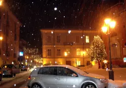 Il centro storico di notte, durante una delle nevicate dell'anno scorso. Una piccola parte del riassesto di bilancio contribuirà al risparmio energetico nella pubblica illuminazione