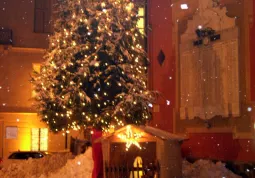 L'albero e la Capanna in piazza della Rossa, simboli del Natale buschese