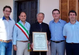 Monsignor Einaudi con il sindaco, Luca Gosso, e gli assessori Giuseppe Delfino,  Marco Gallo e Gianmichele Cismondi  nel giorno della consegna della cittadinanza onoraria