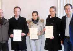 Da sinistra il sindaco, Luca Gosso, i premiati Luca Rosso, Cristina Tallone e Deborah Rosso, il vice-sindaco, Marco Gallo