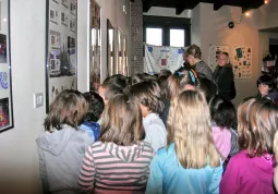 Anche le scuole cittadine, elementari e medie, hanno visitato la mostra Lo sport in cartolina e gli allestimenti delle diverse associazioni sportive cittadine in Casa Francotto per i Giorni di Sport. Qui le classi di prima elementare accompagnate dal sindaco, Luca Gosso