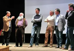  Da sinistra, il sindaco, Luca Gosso presenta  Mario Collino, in arte “Prezzemolo”. Sul palco anche l'assessore Fabrizo Devalle,  il presidente di Busca Eventi, Giampiero Marino, il vice-sindaco, Marco Gallo, e il regista Sandro Gastinelli