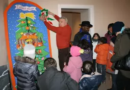 BUSCA EVENTI. Il presidente Marino posiziona la coccarda del primo premio delle scuole elementari