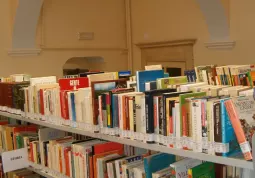 Nelle sale ristrutturate della vecchia sede della biblioteca sono appena state sistemate le nuove scaffalature