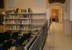 La rampa che collega i locali situati nell'ala delle scuole con la vecchia sede della biblioteca al pianio terreno dell'ala del municpio di palazzo San Martino