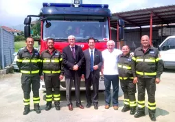 Alcuni volontari  in occasione della visita alla sede di Busca del sottosegretario e del capo dipartimento: da sinistra Maurizio Tallone, Paolo Salvatico (capo distaccamento), Francesco Paolo Tronca (capo dipartimento dei Vigili del fuoco, del Soccorso pubblico e della Difesa civile, senatore Michele Davico (sottosegretario agli Interni), Dario Fusta (già capo distaccamento di Busca), Giovanni Spada, Raimondo Parola