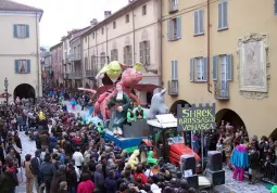 Un'immagine da una delle scorse edizioni del Carnevale di Busca. La sfilata dei carri allegorici 2011 seguirà un nuovo percorso e non passerà più in via Umberto I a causa della dimensione dei carri.  Il percorso sarà con partenza dalla zona Capannoni in corso Romita, corso Romita, corso Giolitti, via Pes di Villamarina, via Verdi e ritorno. Palco in via Pes di Villamarina, davanti alle scuole 