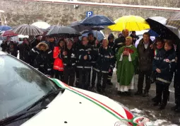 Il gruppo in festa sotto la neve